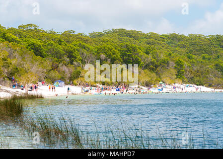 Fraser Island, QLD, Australien - 31. Dezember 2017: Menschen am Strand am Lake McKenzie, eines der beliebten Süßwassersee auf Fraser Island, Stockfoto