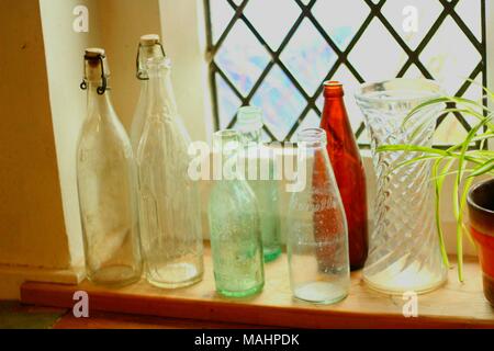 Vintage Flaschen und Gläsern auf der Fensterbank eines Landes Eigentum in Suffolk, Großbritannien Stockfoto