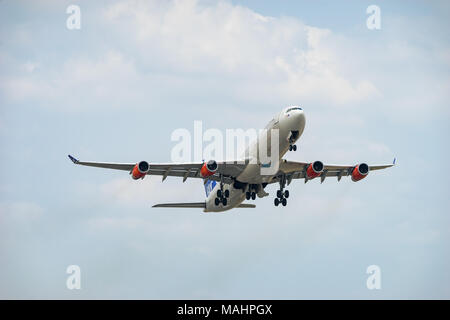 Tokio, Japan - APR. 1, 2018: Airbus A340-300, die vom internationalen Flughafen Narita in Tokio, Japan. Stockfoto