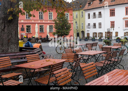 Der zentrale Platz, in der Nähe von Tabellen für's Cafe in der alten Zitadelle, die hoch über der Stadt von Sighisoara, Siebenbürgen, Rumänien. Stockfoto