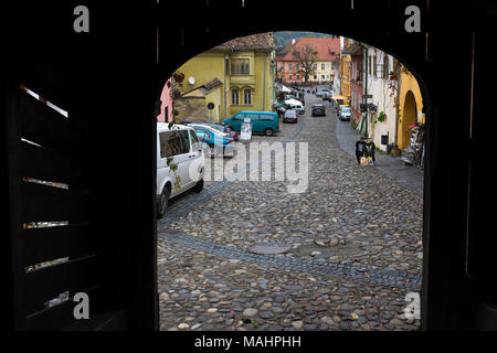 Auf der überdachten Treppe, Kopfsteinpflaster, enge und bunten Straßen Liquidation der Zitadelle in der Altstadt von Schäßburg, Siebenbürgen, Rumänien. Stockfoto