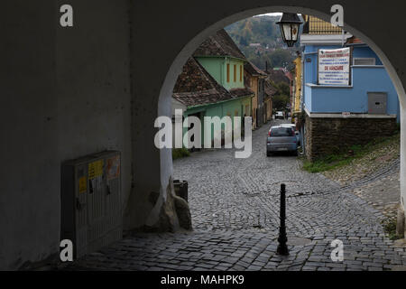 Kopfsteinpflaster, enge und bunten Straßen Wind bis zu der Zitadelle in der Altstadt von Schäßburg, Siebenbürgen, Rumänien. Stockfoto