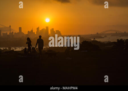 Ein dramatischer Sonnenuntergang bei Dudley Seite finden, östlichen Vororte, Sydney. Tolle Aussicht auf die Skyline von Sydney bei Sonnenuntergang. Stockfoto