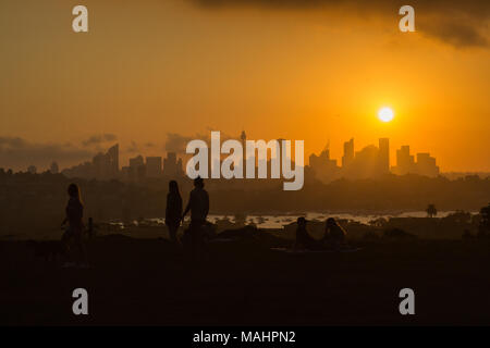 Ein dramatischer Sonnenuntergang bei Dudley Seite finden, östlichen Vororte, Sydney. Tolle Aussicht auf die Skyline von Sydney bei Sonnenuntergang. Stockfoto