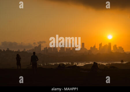 Ein dramatischer Sonnenuntergang bei Dudley Seite finden, östlichen Vororte, Sydney. Tolle Aussicht auf die Skyline von Sydney bei Sonnenuntergang. Stockfoto