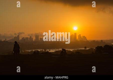 Ein dramatischer Sonnenuntergang bei Dudley Seite finden, östlichen Vororte, Sydney. Tolle Aussicht auf die Skyline von Sydney bei Sonnenuntergang. Stockfoto