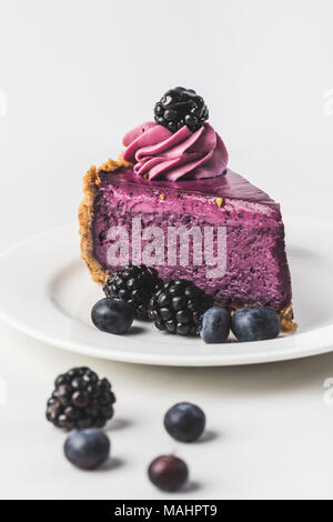 In der Nähe von süßen blueberrycake mit frischen Beeren auf Platte isoliert auf weißem Stockfoto