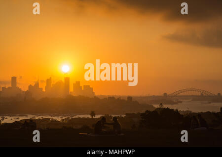 Ein dramatischer Sonnenuntergang bei Dudley Seite finden, östlichen Vororte, Sydney. Tolle Aussicht auf die Skyline von Sydney bei Sonnenuntergang. Stockfoto