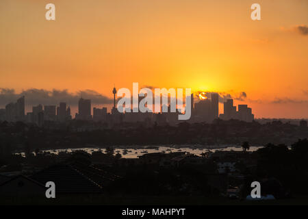 Ein dramatischer Sonnenuntergang bei Dudley Seite finden, östlichen Vororte, Sydney. Tolle Aussicht auf die Skyline von Sydney bei Sonnenuntergang. Stockfoto