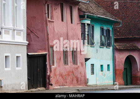 Gepflasterten Straßen führen vorbei an bunten alten Häusern zur Zitadelle in Sighisoara, Rumänien Stockfoto