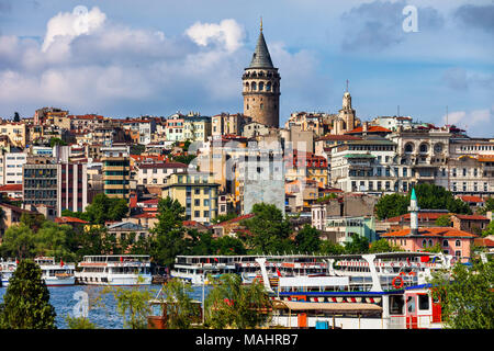 Istanbul City Skyline mit Galata Turm, Informationsschalter für Boote und Fähren auf das Goldene Horn, Beyoglu, Türkei Stockfoto