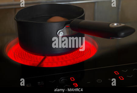 Auf eine leuchtende elektrische Keramik Kochfeld Topf Stockfoto