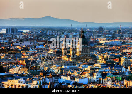 Budapest bei Sonnenuntergang, Hauptstadt von Ungarn Stadtbild mit der St.-Stephans-Basilika und Riesenrad. Stockfoto