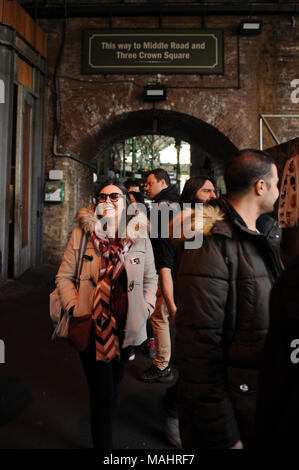 Touristen und Besucher und Borough Market in London, England Stockfoto