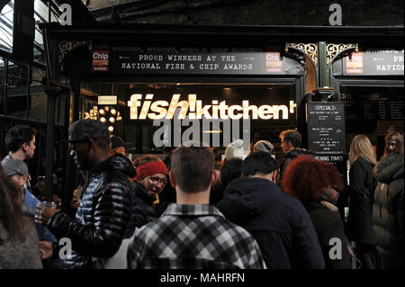 Touristen und Besucher Schlange an Fisch! Im Borough Market in London, England Stockfoto