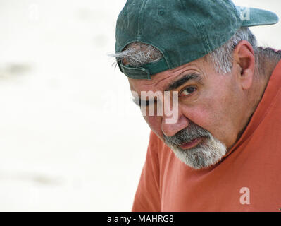 Portrait von älteren Libanesischen Mann mit grauen Schnurrbart und Spitzbart tragen Baseball Cap rückwärts Stockfoto
