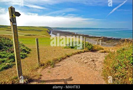 Die südwestküste Pfad an Cornborough, in der Nähe der grünen Felsen und Abbotsham Klippen, Westward Ho! North Devon, England, auf der Suche nach Westen Richtung Clovelly. Stockfoto