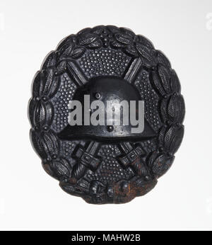 Weltkrieg ich Schwarz deutsche Wunde Abzeichen. Medaille an Verwundete deutsche Soldaten mit einem Helm vor zwei gekreuzte Schwerter von einem Kranz umgeben ist ausgezeichnet. Titel: Weltkrieg I Schwarz deutsche Wunde Abzeichen. Nach 1918. Deutsches Reich Stockfoto
