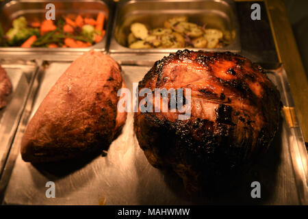 Traditionelle ganze Schweinebraten und Gammon Stockfoto