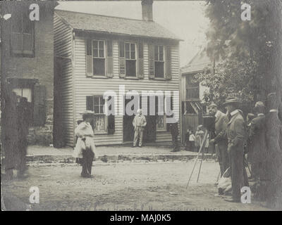 Titel: Samuel Clemens (Mark Twain) in der Tür seines Hannibal, Missouri, Home, 12. Mai 1902. . 1902. Anna M. Schnitzlein Stockfoto