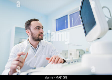 Porträt eines Arztes denken in der Nähe von Sceen von medizinischen Geräten. Stockfoto