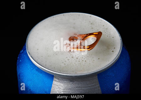 Bier Schaum in öffnen können Close-up isoliert auf schwarzem Hintergrund Stockfoto