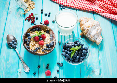 Multigrain Grunchy gesundes Müsli mit frischen Beeren für das Frühstück. Stockfoto