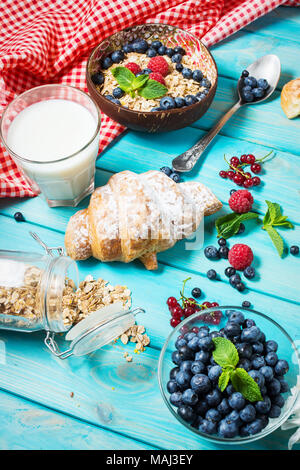 Multigrain Grunchy gesundes Müsli mit frischen Beeren für das Frühstück. Stockfoto