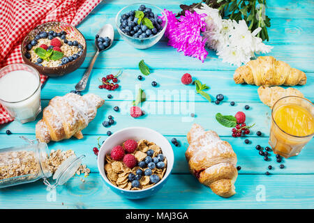 Multigrain Grunchy gesundes Müsli mit frischen Beeren für das Frühstück. Stockfoto