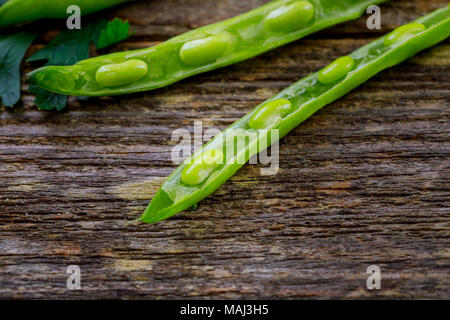 Bündel frisch gepflückte grüne Bohnen auf einer hölzernen Oberfläche. frische grüne Bohnen Stockfoto