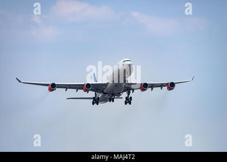 Tokio, Japan - APR. 1, 2018: Airbus A340-300, die vom internationalen Flughafen Narita in Tokio, Japan. Stockfoto