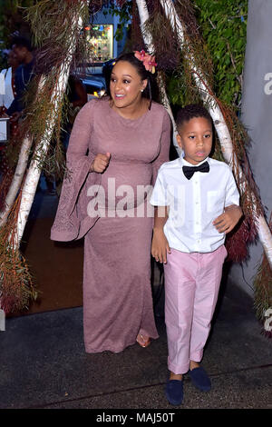 Tia Mowry und ihr Sohn Cree Taylor an der Tia Mowry Hardrict die Babyparty im Il Pastaio restaurant am 31. März in Beverly Hills, Kalifornien 2018. Stockfoto