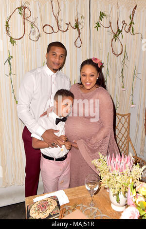 Cory Hardrict, sein Sohn Cree Taylor Hardrict und seine Frau Tia Mowry nehmen an der Tia Mowry die Babyparty im Il Pastaio restaurant am 31. März in Beverly Hills, Kalifornien 2018. Stockfoto