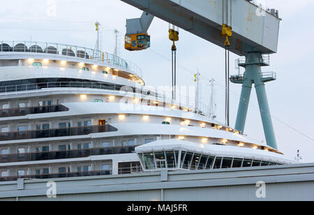 MONFALCONE, Italien - 27. März 2018: Bug des Karnevals Horizont riesiges Kreuzfahrtschiff der Werften Monfalcone am Tag vor der Lieferung Stockfoto