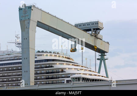 MONFALCONE, Italien - 27. März 2018: Bug des Karnevals Horizont riesiges Kreuzfahrtschiff der Werften Monfalcone am Tag vor der Lieferung Stockfoto