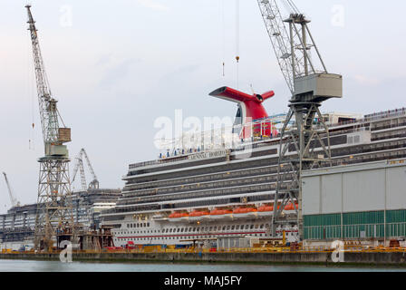 MONFALCONE, Italien - 27. März 2018: Karneval Horizont riesiges Kreuzfahrtschiff der Werften Monfalcone am Tag vor der Lieferung Stockfoto