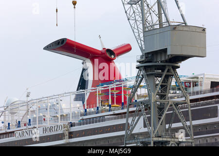 MONFALCONE, Italien - 27. März 2018: Close-up des Karnevals Horizont riesiges Kreuzfahrtschiff der Werften Monfalcone am Tag vor der Lieferung Stockfoto