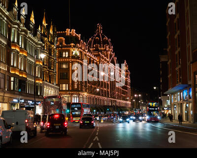 Ansicht des Harrods Kaufhaus an der Brompton Road in Knightsbridge, London in der Nacht. Stockfoto