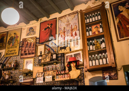 Traditionellen Dekorationen an der Wand im Inneren Tapas Bar 'Casa Placido" im Viertel Santa Cruz in der spanischen Stadt Sevilla, Andalusien, Spanien Stockfoto