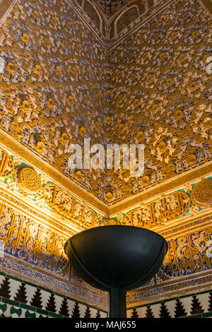 Wand detail/Dekorationen im Inneren des Real Alcazar Palast (Reales Alcázares de Sevilla) in der spanischen Stadt Sevilla, Andalusien, Spanien Stockfoto