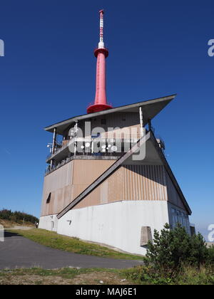 Hohe Gebäude von TV-Sender Turm auf dem Berg von Lysa Hora in Beskiden in der Tschechischen Republik - Vertikal Stockfoto