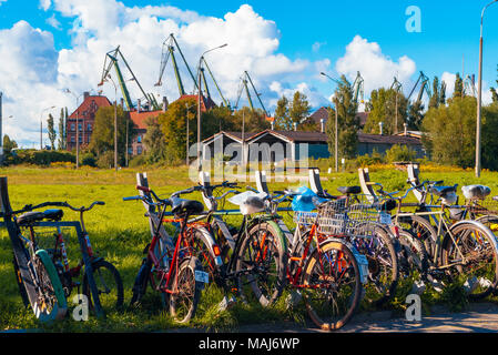 Fahrräder und Kräne der Werft Stocznia Gdansk (Danziger Werft)) in Danzig, Polen. Stockfoto