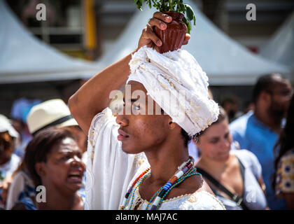 Campinas, SP Brasilien - 1. April 2018: Therapeuten von afro-brasilianischen Religionen führen Sie ein reinigungsritual während Ostern feiern Stockfoto