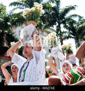 Campinas, SP Brasilien - 1. April 2018: Therapeuten von afro-brasilianischen Religionen führen Sie ein reinigungsritual während Ostern feiern Stockfoto