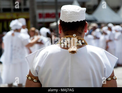 Campinas, SP Brasilien - 1. April 2018: Therapeuten von afro-brasilianischen Religionen führen Sie ein reinigungsritual während Ostern feiern Stockfoto