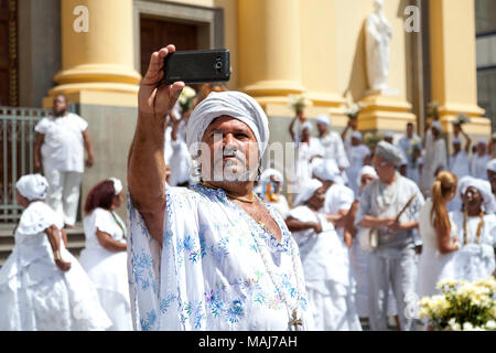 Campinas, SP Brasilien - 1. April 2018: Therapeuten von afro-brasilianischen Religionen führen Sie ein reinigungsritual während Ostern feiern Stockfoto