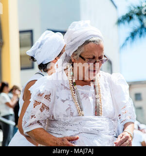 Campinas, SP Brasilien - 1. April 2018: Therapeuten von afro-brasilianischen Religionen führen Sie ein reinigungsritual während Ostern feiern Stockfoto