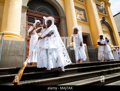 Campinas, SP Brasilien - 1. April 2018: Therapeuten von afro-brasilianischen Religionen führen Sie ein reinigungsritual während Ostern feiern Stockfoto