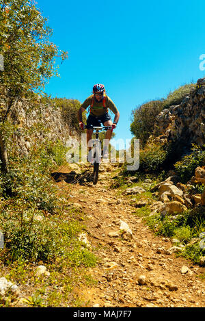 Mountain Biker in der Nähe von Punta Prima auf der Cami de Cavalls Küstenweg entlang der Küste von Menorca, Balearen, Spanien Stockfoto