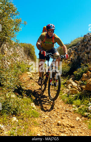 Mountain Biker in der Nähe von Punta Prima auf der Cami de Cavalls Küstenweg entlang der Küste von Menorca, Balearen, Spanien Stockfoto